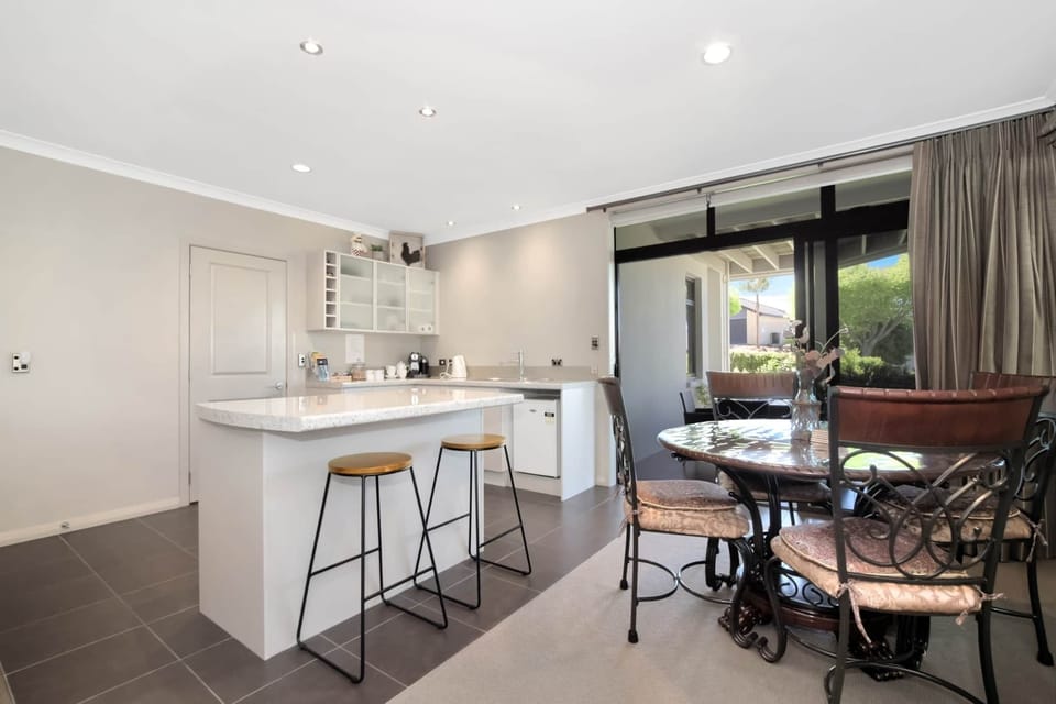 Living room - kitchenette & dining space