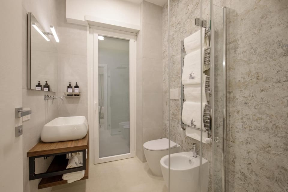 Standard Double Room, 1 King Bed | Bathroom | Free toiletries, hair dryer, bidet, towels