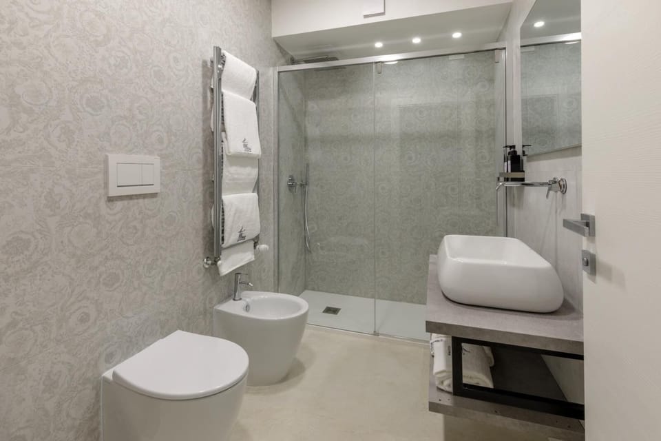 Standard Double Room | Bathroom | Free toiletries, hair dryer, bidet, towels