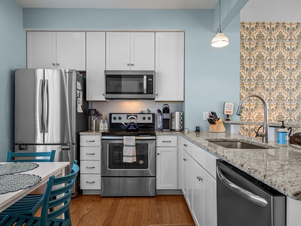 Cook with ease in this stylish, well-appointed kitchen!
