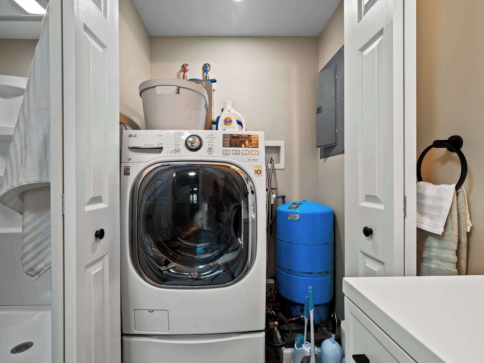 Laundry room w/ washer, dryer & utility sink for easy stays