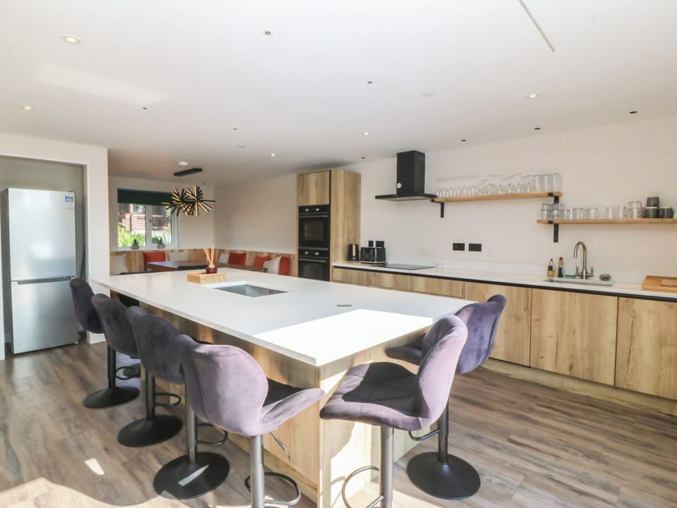 Cottage | Private kitchen | Dishwasher, cookware/dishes/utensils