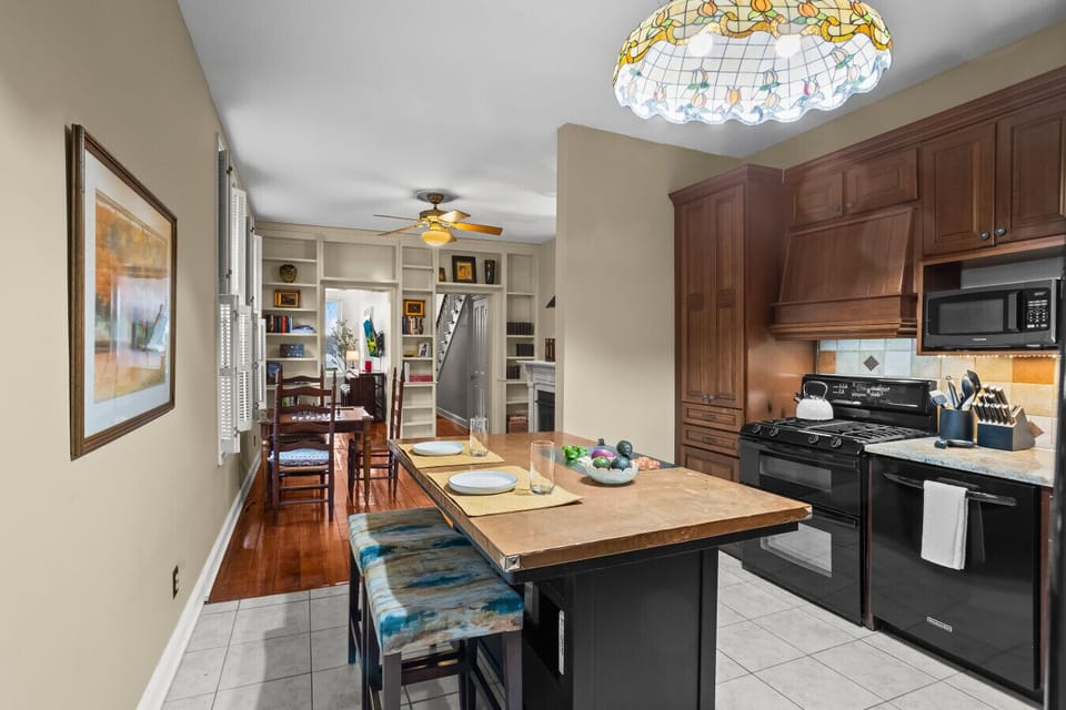 Kitchen | Center Island | Custom Wood Cabinets | Breakfast Seating