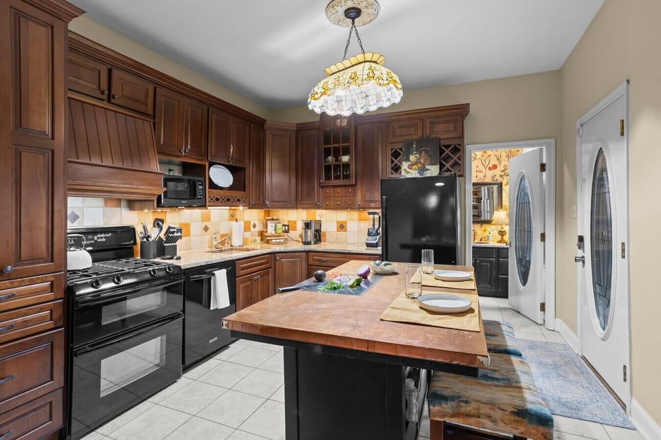 Kitchen | Center Island | Custom Wood Cabinets | Breakfast Seating