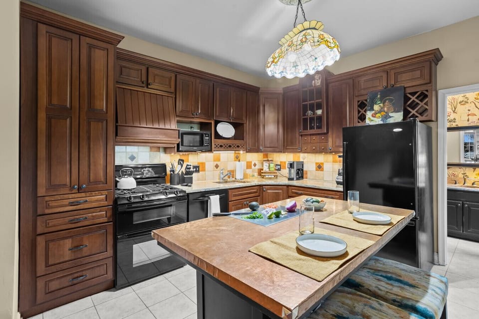 Kitchen | Center Island | Custom Wood Cabinets | Breakfast Seating