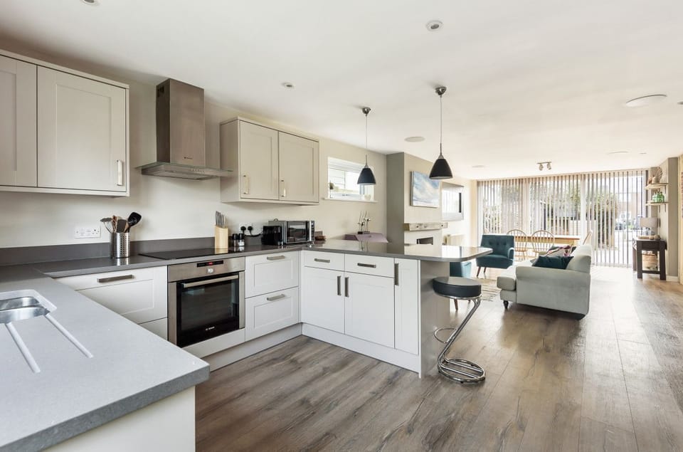 Contemporary, well-equipped fitted kitchen with breakfast bar
