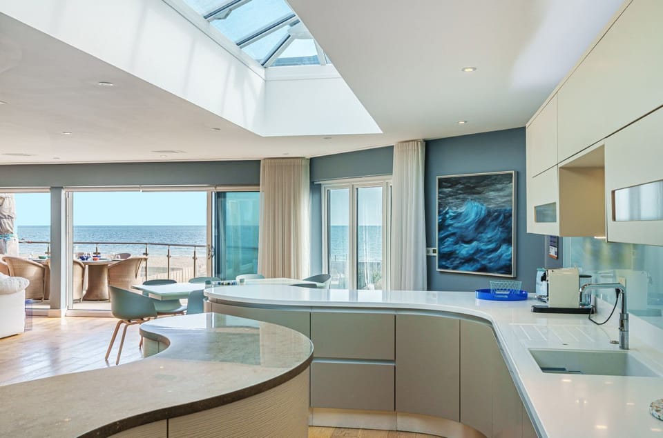 Bespoke kitchen, extensively equipped with Siemens appliances