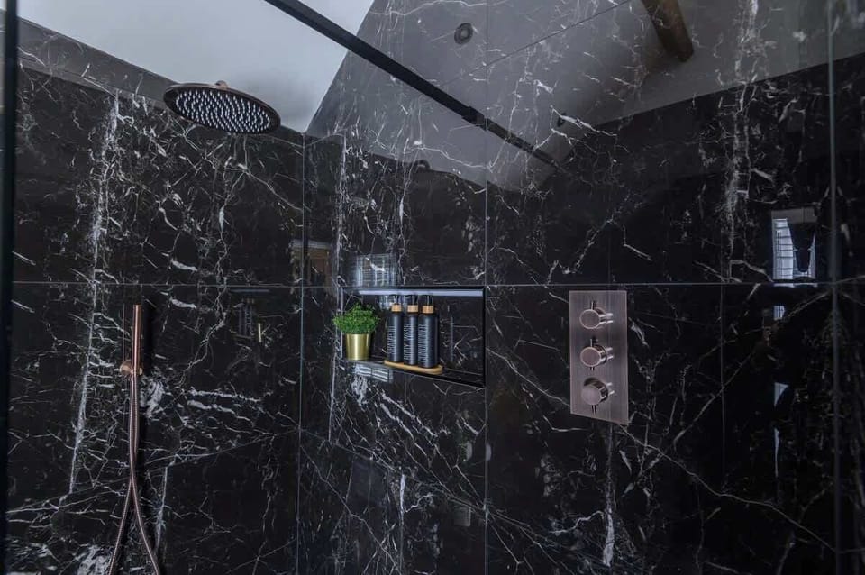 Full wet room with powerful showers