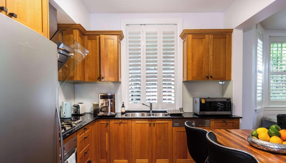 Full chef’s kitchen with added island bench