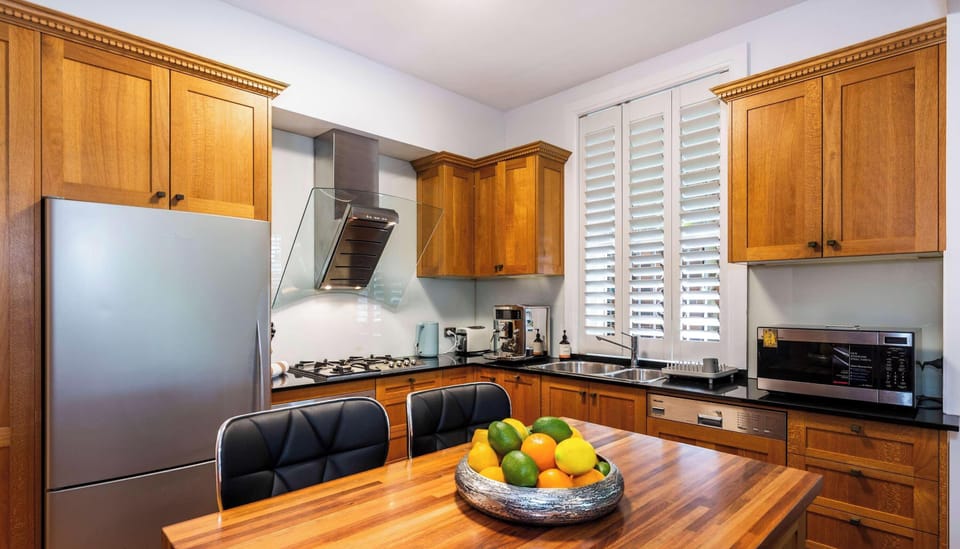 Island bench which also doubles as a breakfast bar in the kitchen 