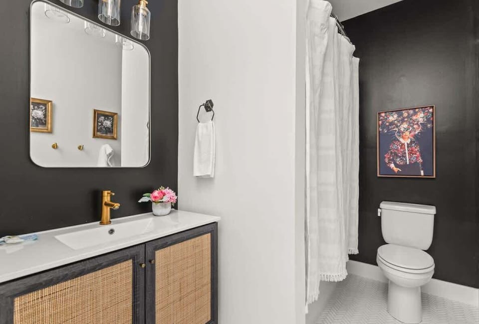 Townhouse: Bathroom with bath/tub combo