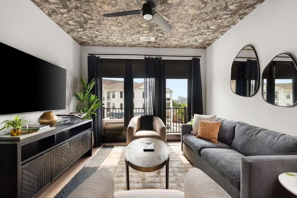 Condo: Relax in the well-lit living room