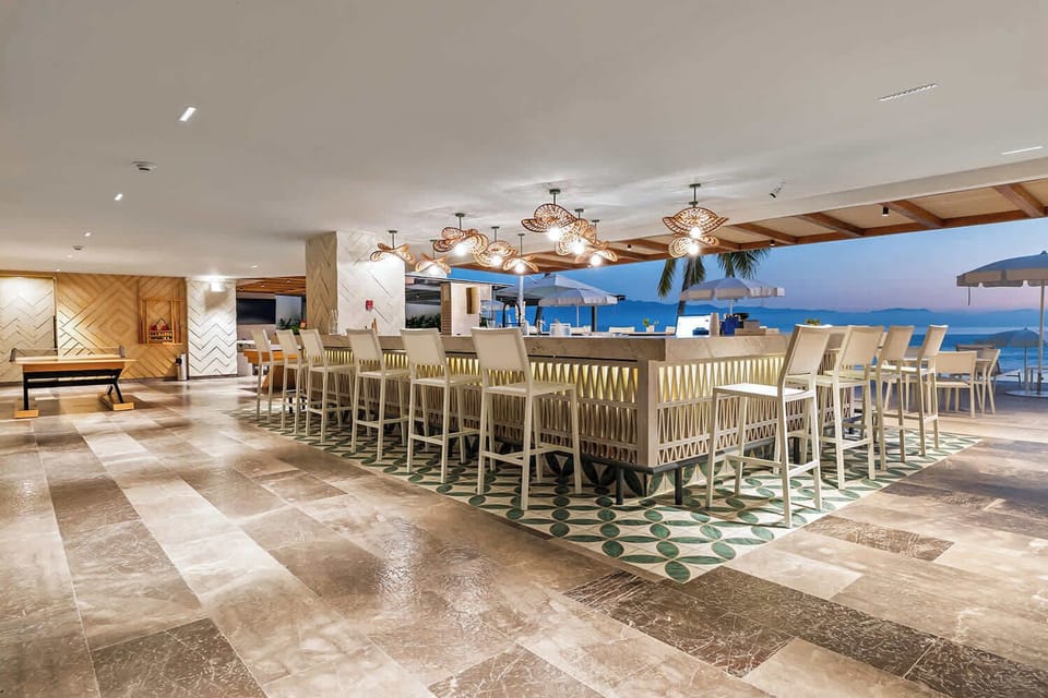 Cocktail bar and restaurant