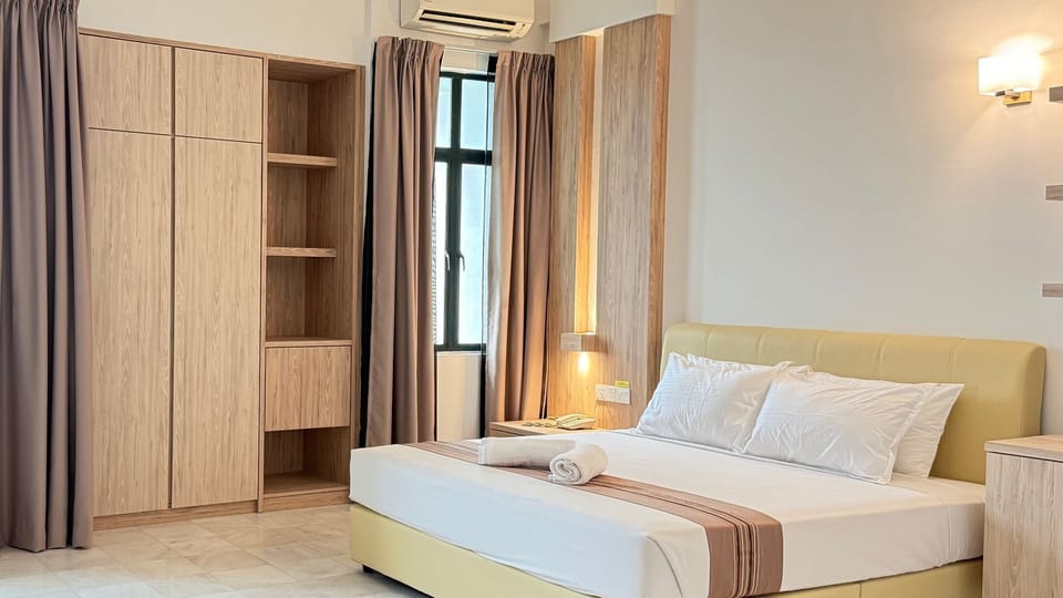 Deluxe Double Room, Non Smoking | Desk, WiFi (free), bed sheets