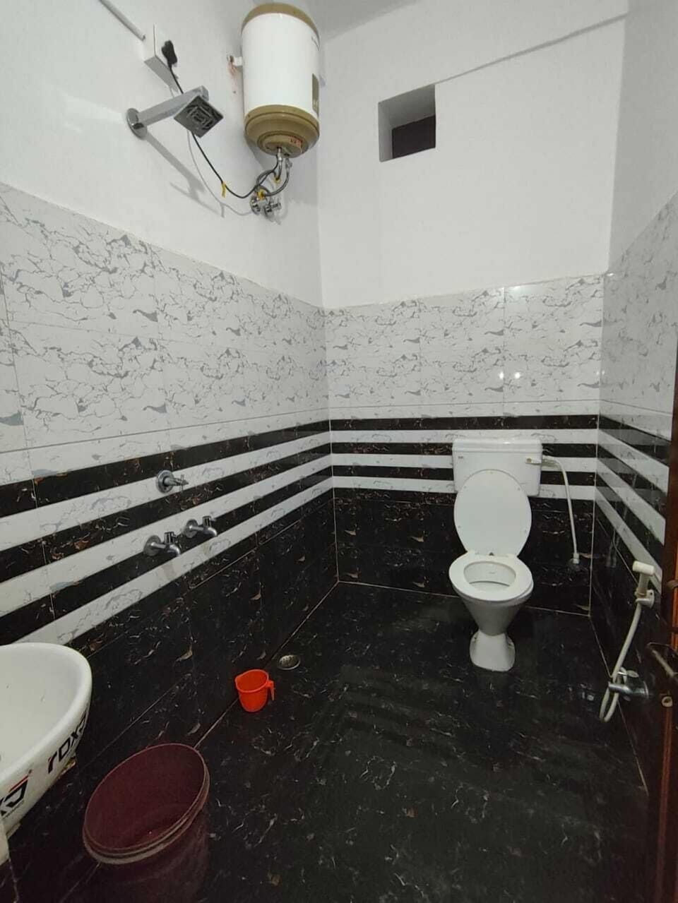 Deluxe Room | Bathroom | Shower, free toiletries, towels, soap