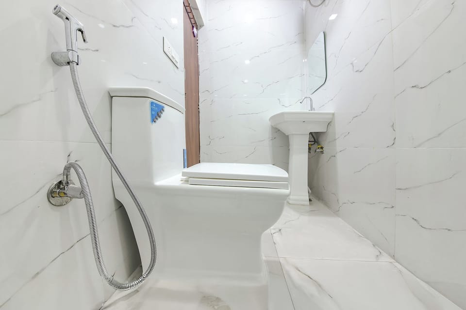 Shower, rainfall showerhead, free toiletries, towels