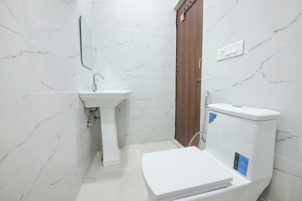 Deluxe Room | Bathroom | Shower, rainfall showerhead, free toiletries, towels