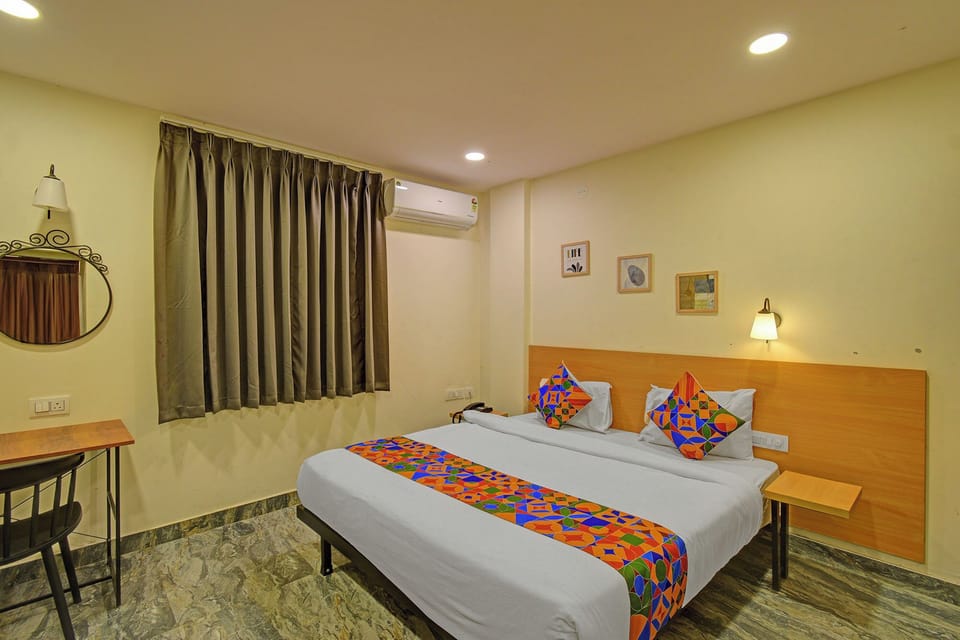 Egyptian cotton sheets, premium bedding, in-room safe, desk