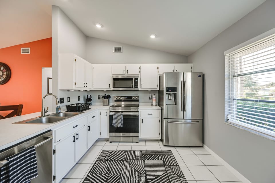 Single-Story Home | Breakfast Bar & Dining Table