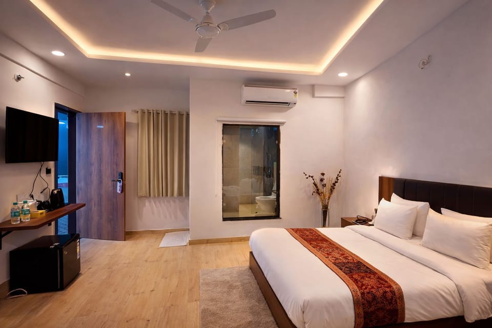 Superior Double Room, City View | Desk, free WiFi