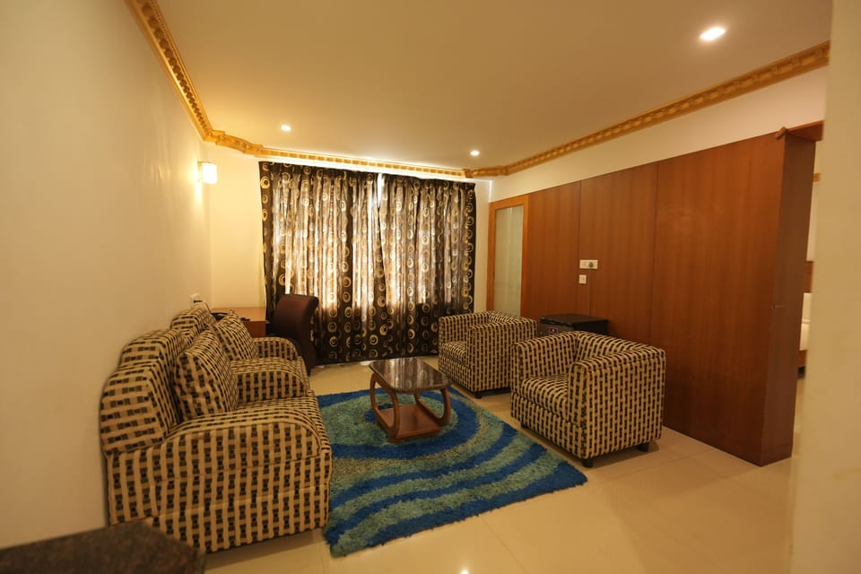 Grand Suite, City View | Living area