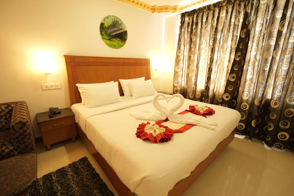 Club Double or Twin Room | In-room safe, desk, laptop workspace, soundproofing
