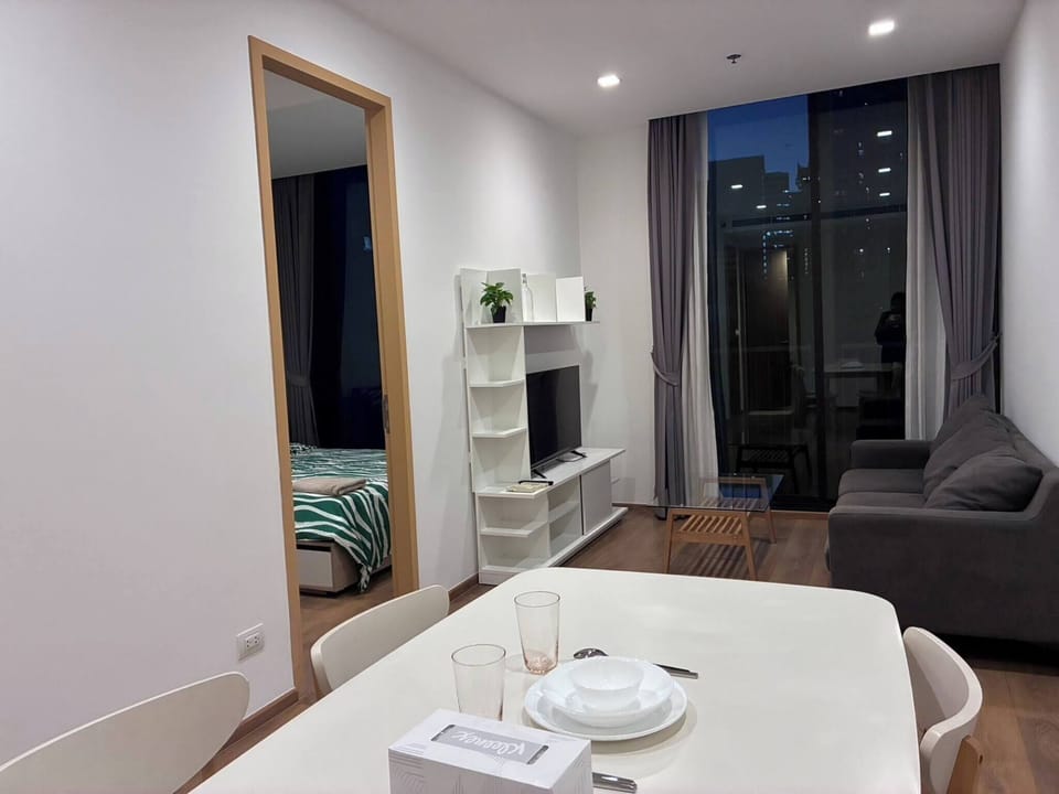 Apartment, 2 Bedrooms, Smoking, City View | Living room