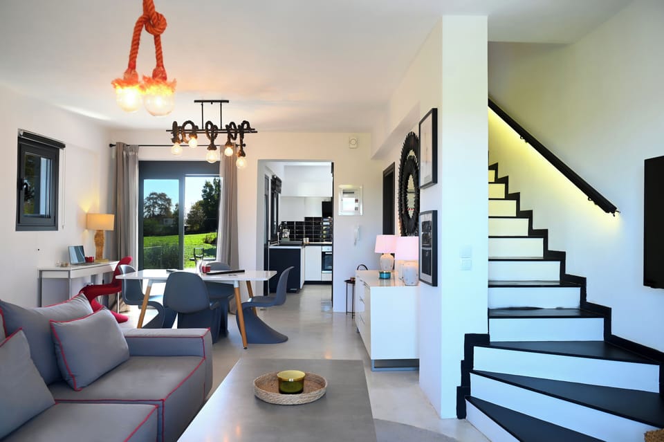House, Garden View | Living area | 55-inch Smart TV with satellite channels