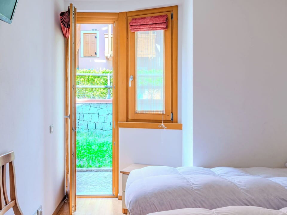 Wood, Interior Design, Floor, Flooring, Room, Wood Stain, Hardwood, Ceiling, Bedroom, Wood Flooring