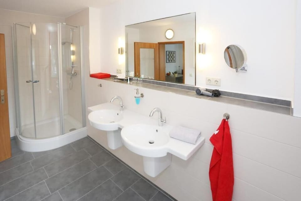 Comfort Double Room | Bathroom | Shower, free toiletries, hair dryer, towels