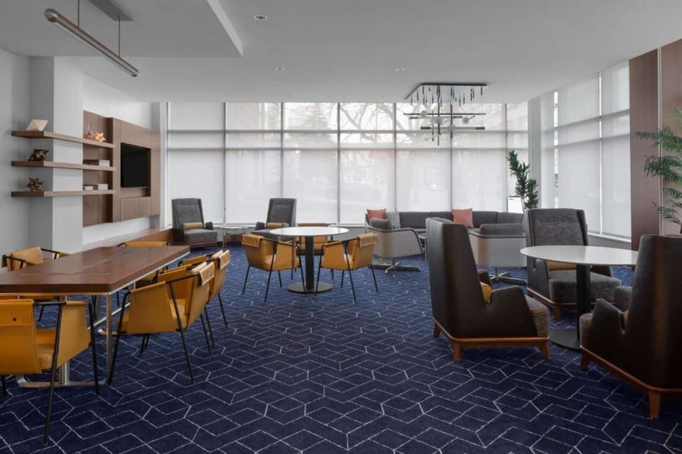 3. The Bistro – Eat. Drink. Connect - Your food and beverage destination for refreshing breakfast choices in the morning, and a variety of dinner and cocktail options in the evening.