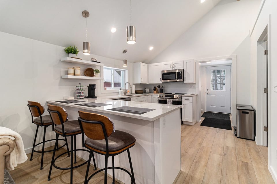Kitchen with Bar Seating - Fully Equipped Kitchen with Bar Seating