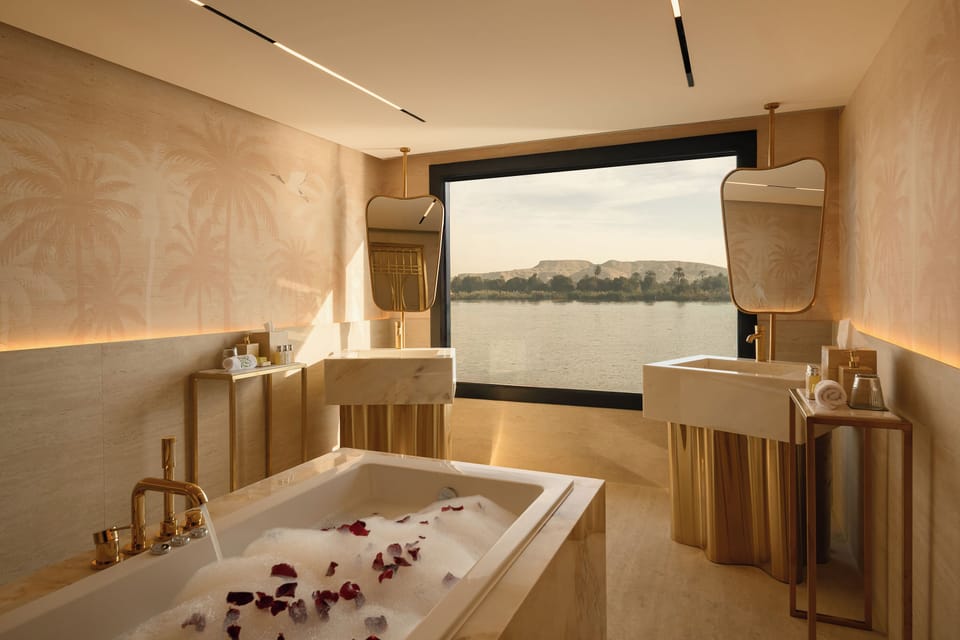 Royal Suite | Bathroom | Separate tub and shower, hair dryer, slippers, towels