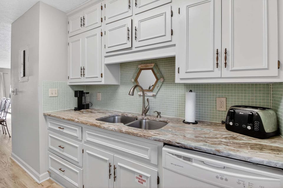 Condo, 2 Bedrooms | Private kitchen | Fridge, oven, coffee/tea maker, toaster