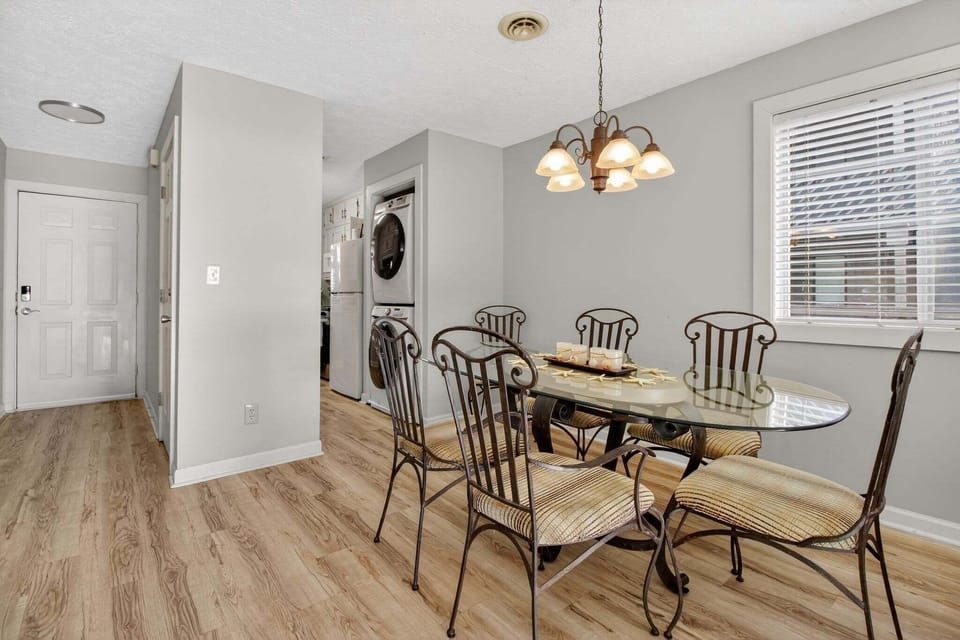 Condo, 2 Bedrooms | Dining