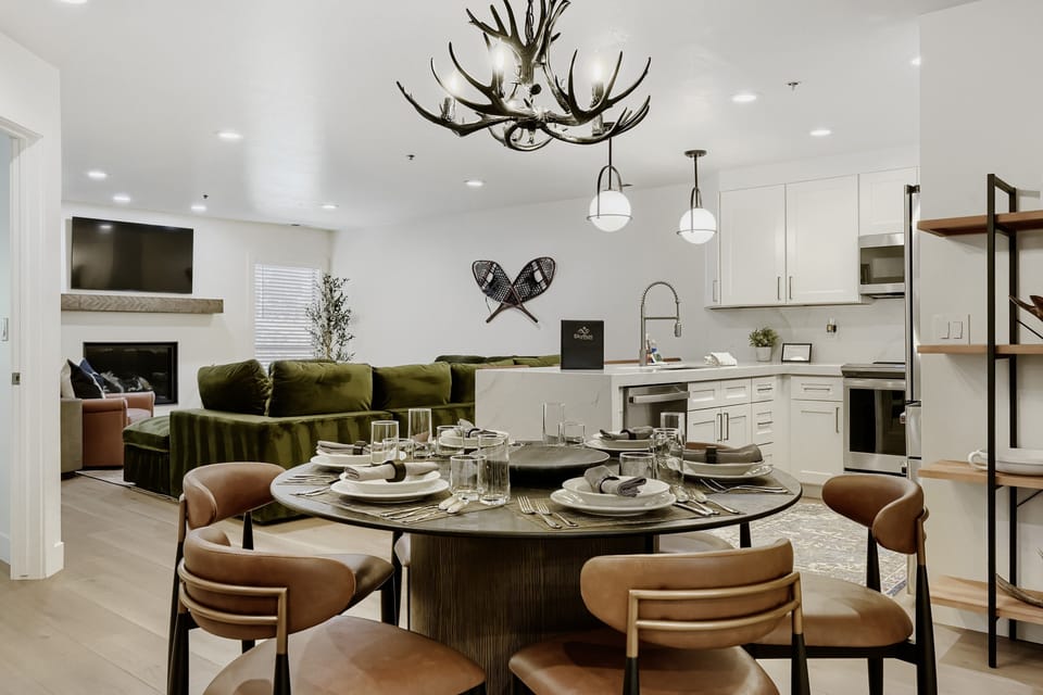 Condo, 2 Bedrooms | Dining
