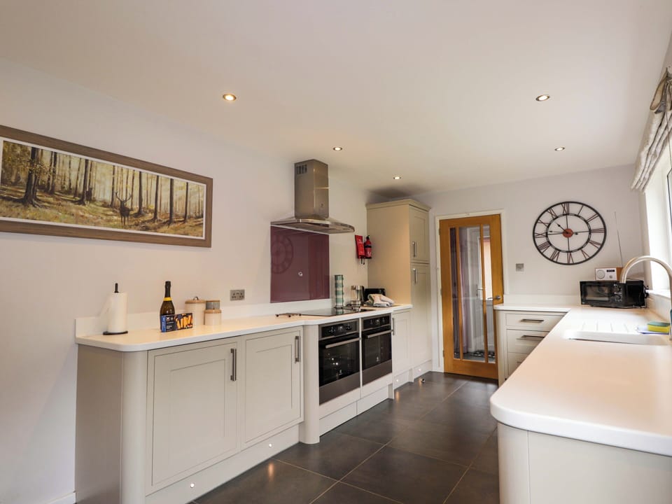 Cottage | Private kitchen | Fridge, dishwasher, toaster, cookware/dishes/utensils