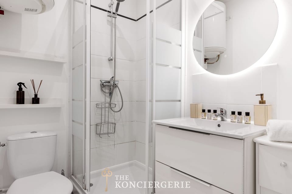 Salle de bain avec douche et WC.