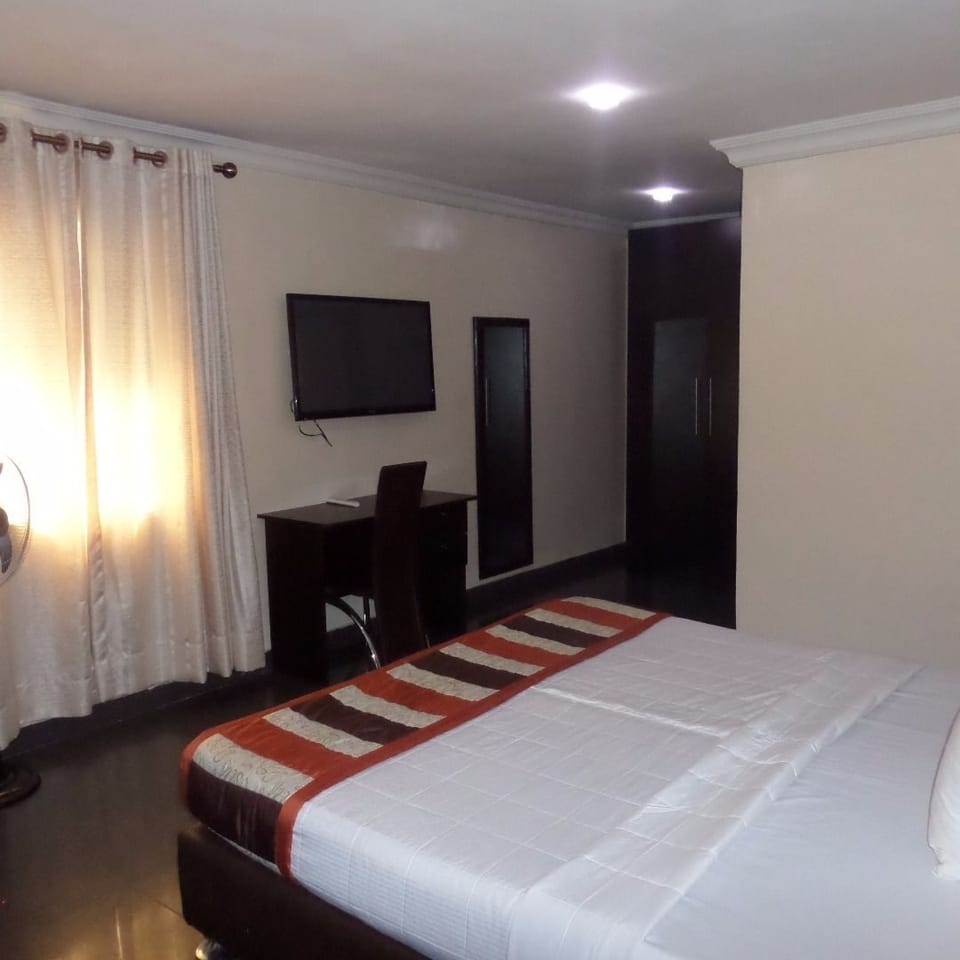 6 bedrooms, free internet, bed sheets