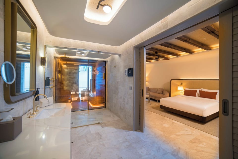 Suite, Courtyard View | Minibar, free WiFi, bed sheets