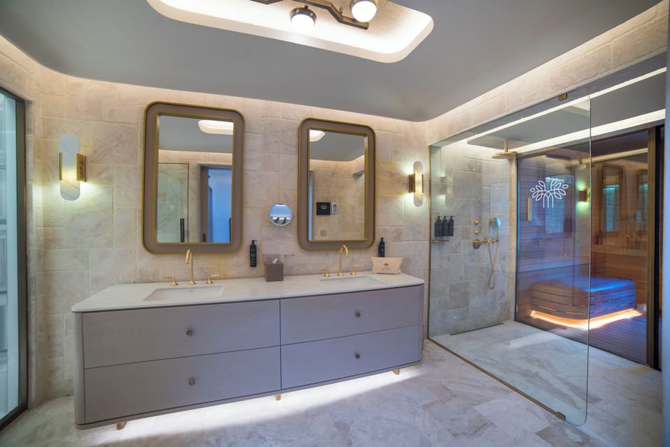 Suite, Courtyard View | Bathroom | Shower, hair dryer, slippers, towels