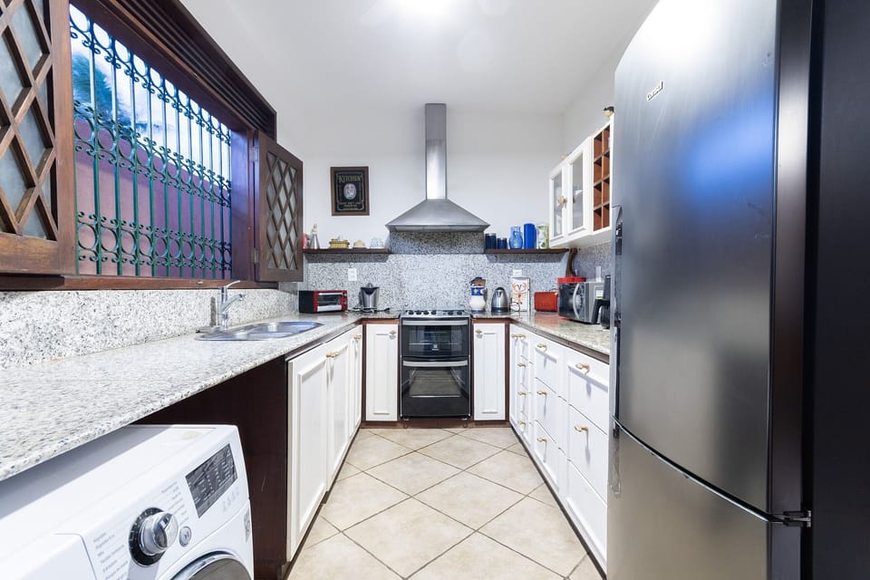 Microwave, oven, stovetop, cookware/dishes/utensils