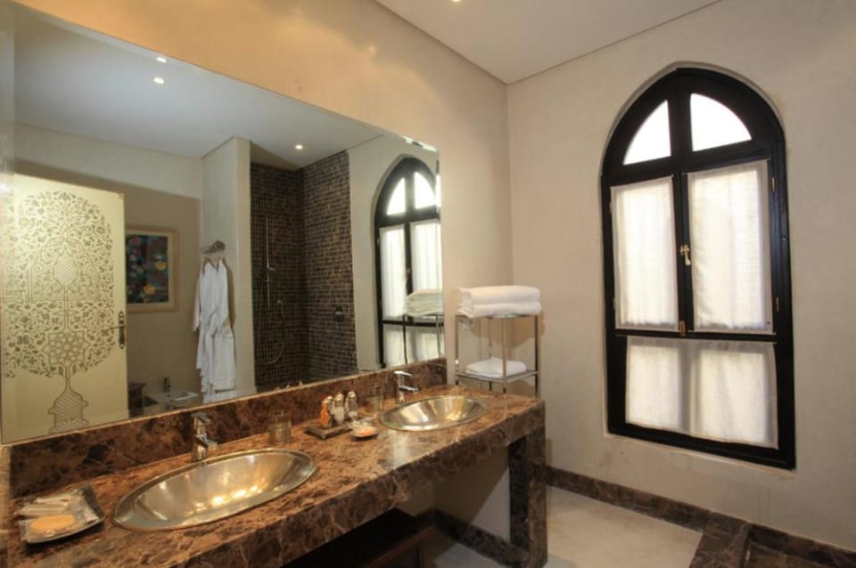 Luxury Suite | Bathroom sink