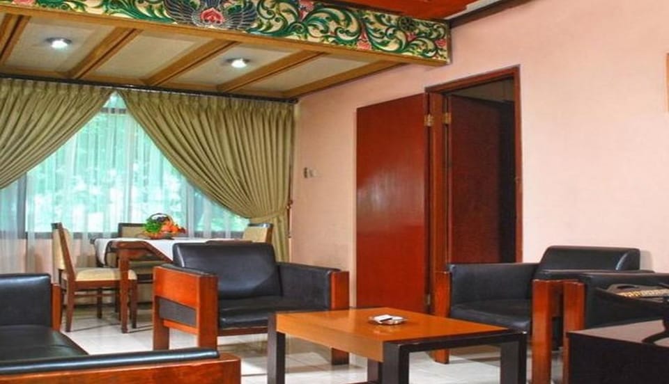 Suite Room | Living area | Flat-screen TV