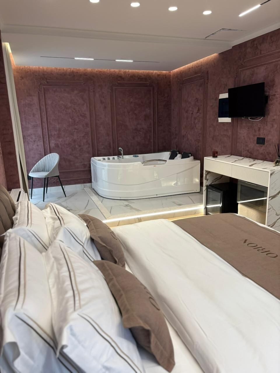 Suite, Lake View | In-room safe, soundproofing, free WiFi