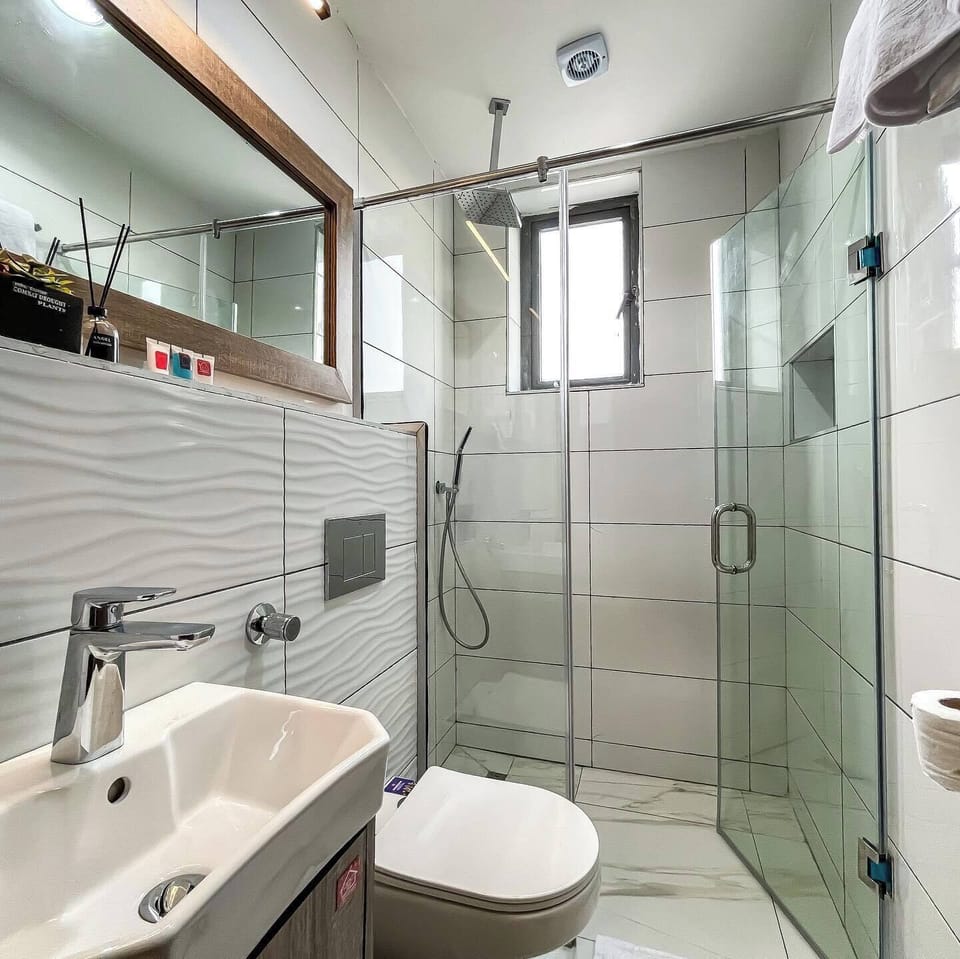 Classic Room, Balcony, City View | Bathroom | Free toiletries, hair dryer, towels, soap