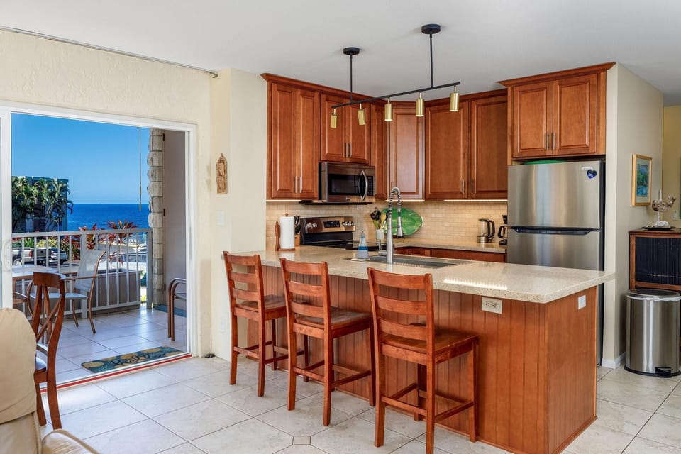 Condo, 1 Queen Bed with Sofa bed (Alii Villas#126 Remodeled with Ocean ) | Private kitchen