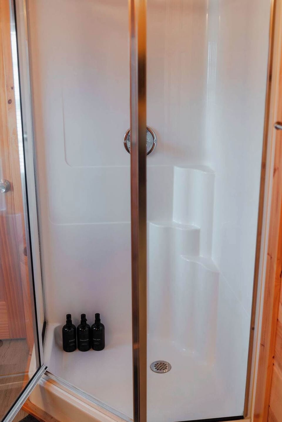 Stylish Shower Retreat: Refresh in a modern space with premium toiletries and sleek design!