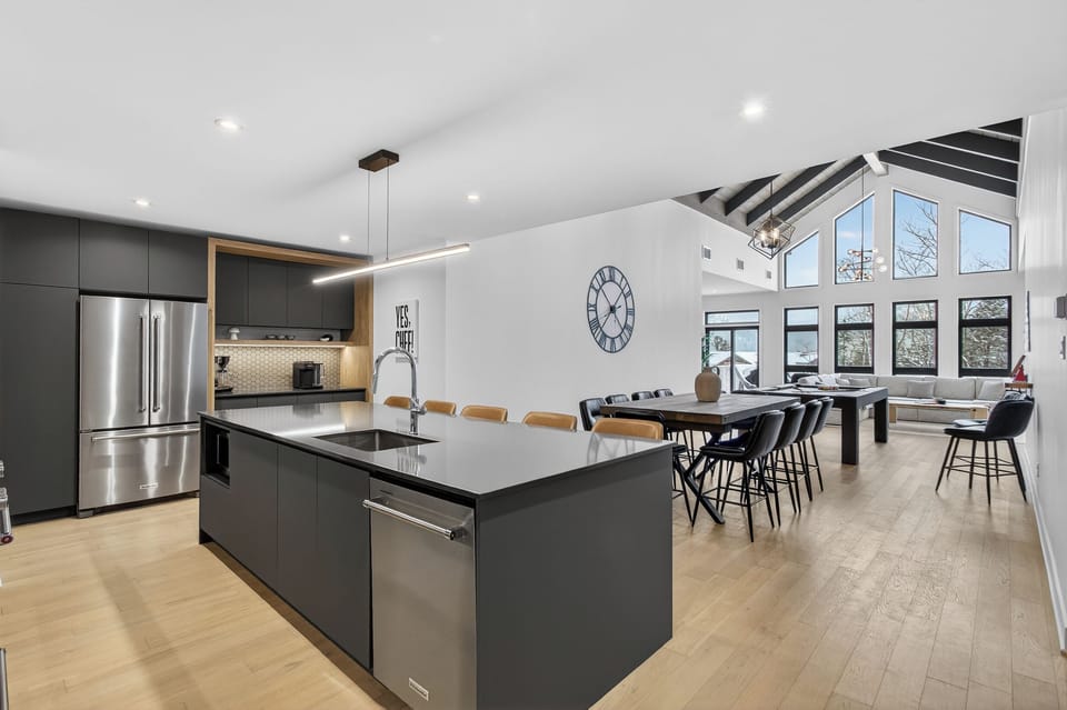 Superior Condo, Mountain View | Private kitchen | Full-size fridge, microwave, oven, stovetop