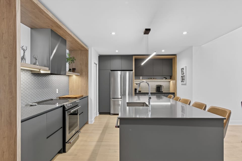 Superior Condo, Mountain View | Private kitchen | Full-size fridge, microwave, oven, stovetop